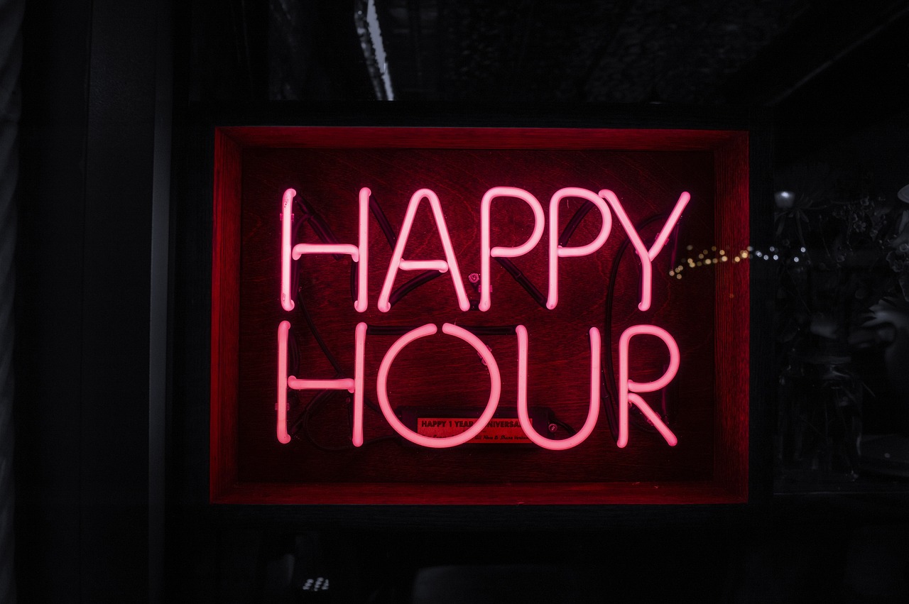 Texte happy hour colore en rose